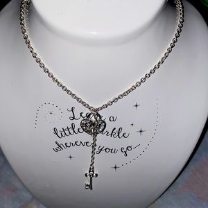 Vintage locket and key pendant necklace approximately 20 inch with extension.